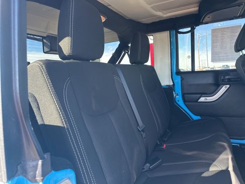 Used 2018 Jeep Wrangler Unlimited Rubicon w/ Cold Weather Group AWD/4WD image 31