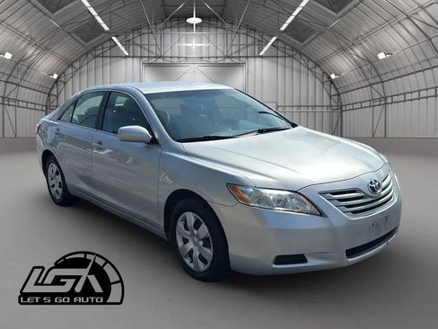 Used 2009 Toyota Camry LE FWD image 1