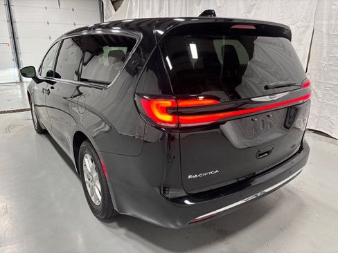 Used 2025 Chrysler Pacifica Select FWD image 5