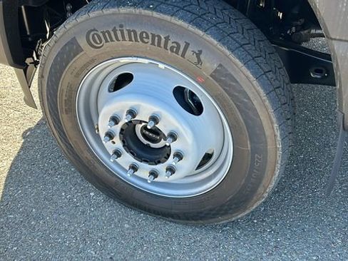 New 2025 Ford F550 4x4 SuperCab Super Duty image 9