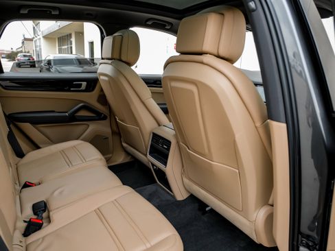 Used 2020 Porsche Cayenne image 38