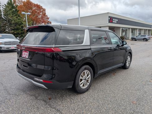 Used 2024 Kia Carnival LX image 3