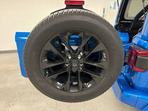 Used 2023 Jeep Wrangler Unlimited Sahara AWD/4WD image 9