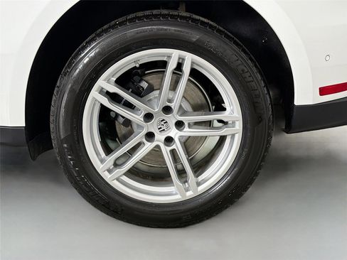 Certified 2026 Porsche Macan AWD/4WD image 12