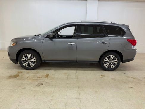 Used 2019 Nissan Pathfinder SL AWD/4WD image 2