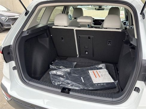 New 2026 Volkswagen Taos SE image 9