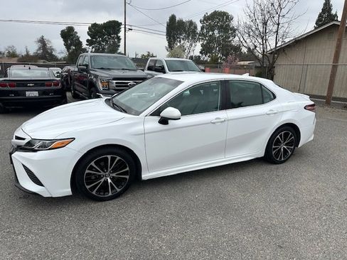 Used 2020 Toyota Camry SE image 2