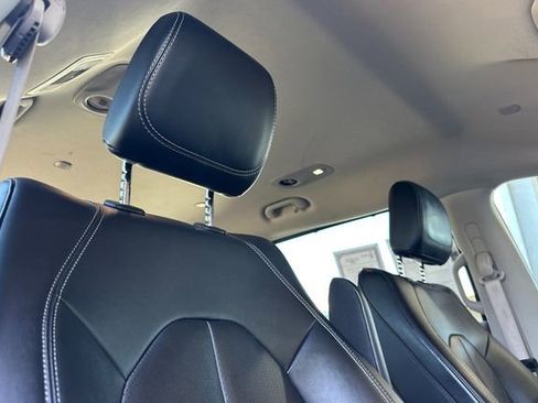 Used 2024 Chrysler Pacifica Touring-L image 16