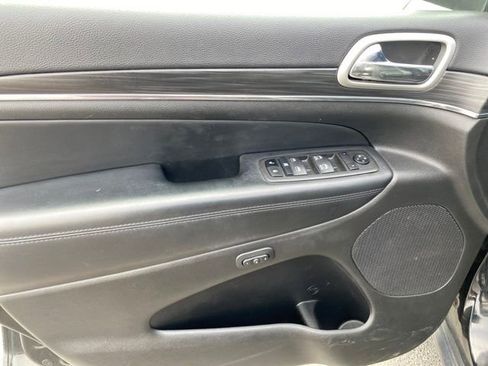 Used 2022 Jeep Grand Cherokee Limited w/ Trailer Tow Group IV image 16