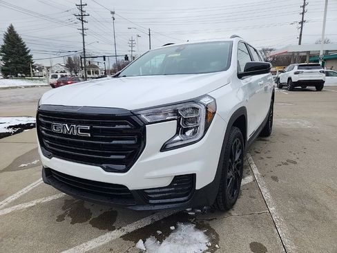 Used 2023 GMC Terrain SLE w/ Driver Convenience Package image 8