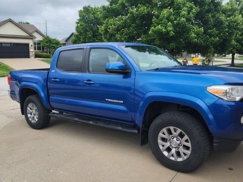 Used 2017 Toyota Tacoma SR5 w/ Tow Package AWD/4WD image 2