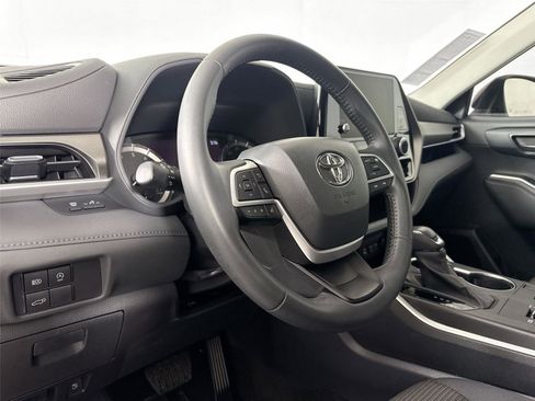 Certified 2023 Toyota Highlander LE image 4