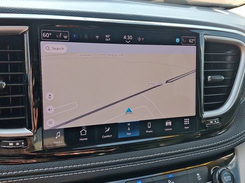 Used 2024 Chrysler Pacifica Limited FWD image 18