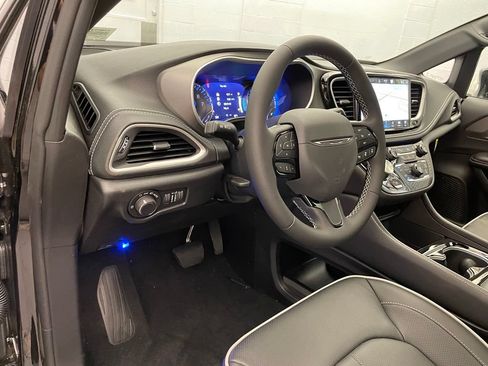 New 2027 Chrysler Pacifica Limited w/ S Appearance Package FWD image 15