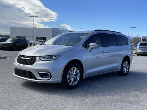 Used 2022 Chrysler Pacifica Touring-L image 19