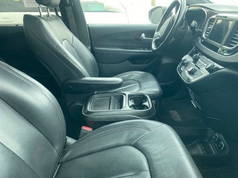 Used 2020 Chrysler Pacifica Touring-L FWD image 7