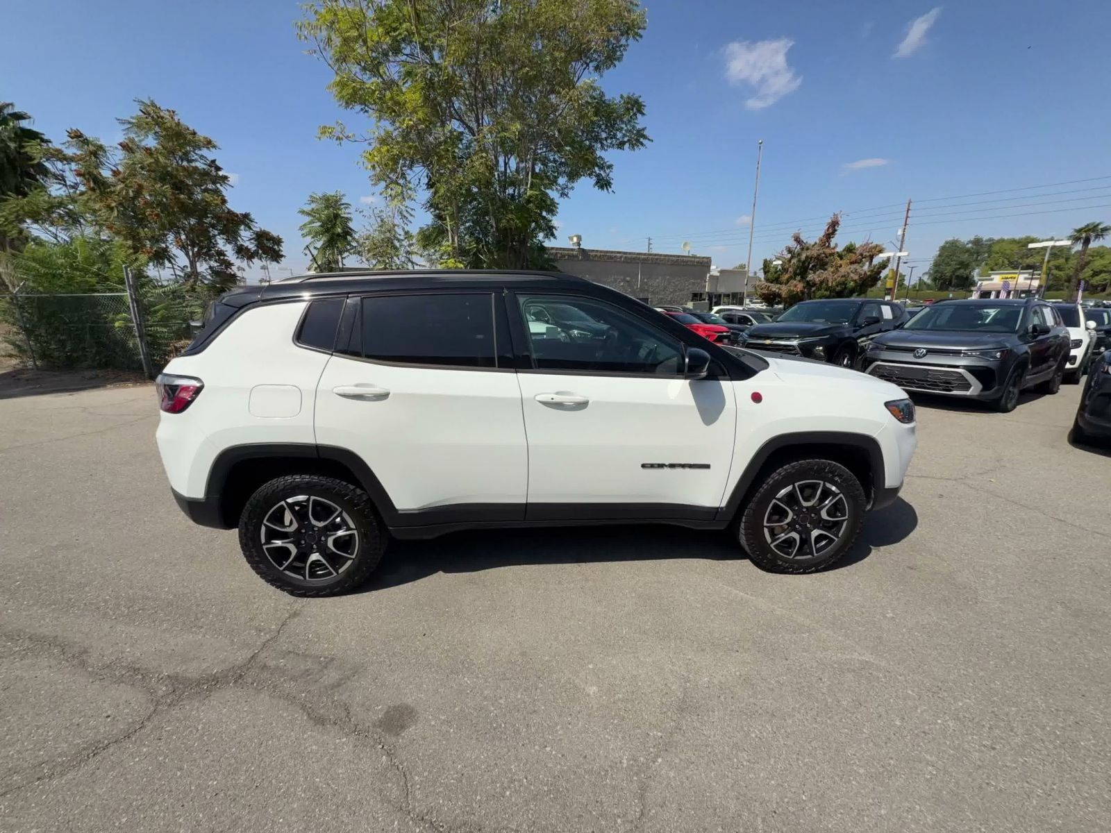 Used 2025 Jeep Compass Trailhawk AWD/4WD image 15