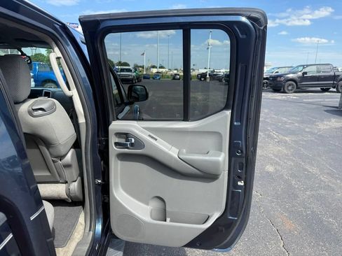 Used 2013 Nissan Frontier SV w/ SV Value Truck Pkg AWD/4WD image 48