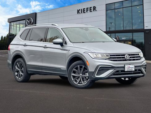 Used 2022 Volkswagen Tiguan SE image 2
