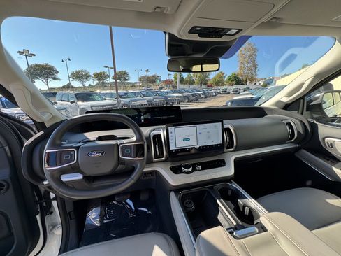 Used 2025 Ford Expedition Active AWD/4WD image 19