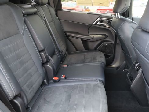 Used 2025 Mitsubishi Outlander SE FWD image 27