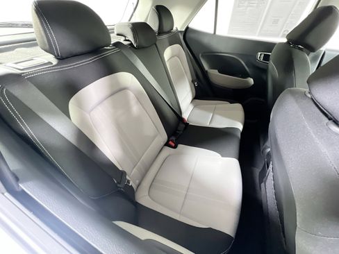 Used 2024 Hyundai Venue SEL image 24