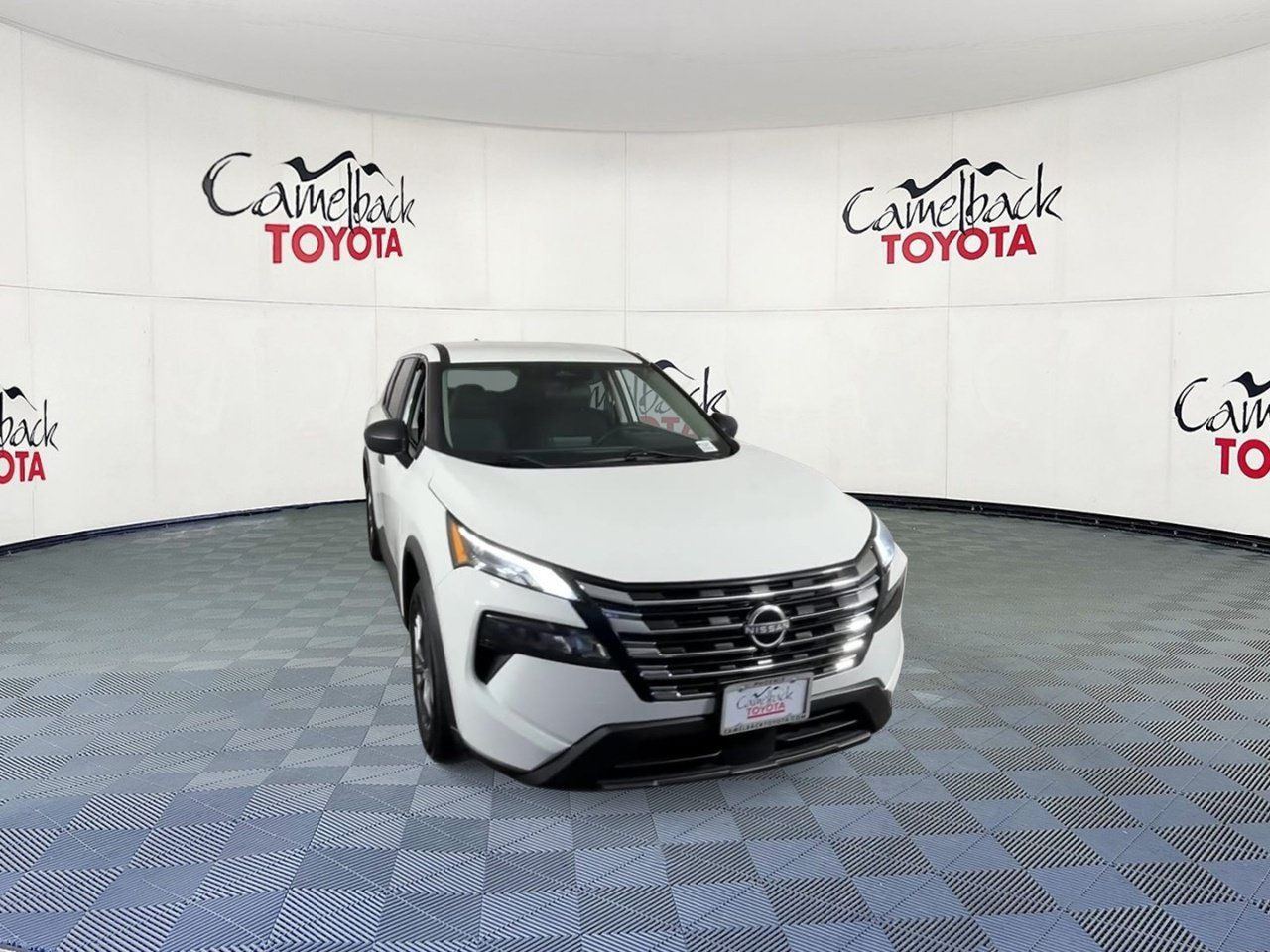 Used 2024 Nissan Rogue S FWD image 4