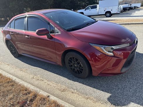 Used 2022 Toyota Corolla LE image 2