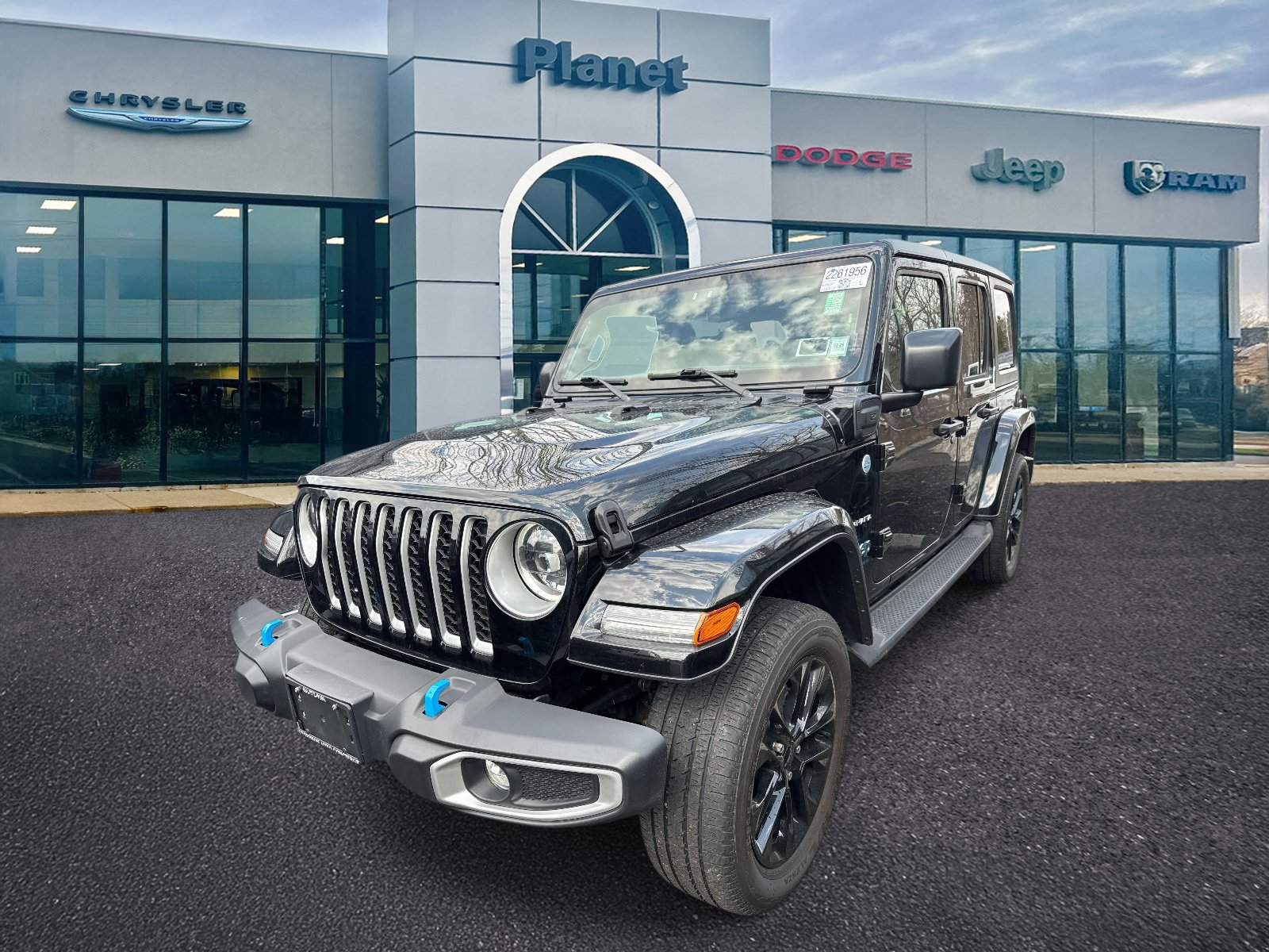 Used 2023 Jeep Wrangler Unlimited Sahara w/ Cold Weather Group AWD/4WD image 4