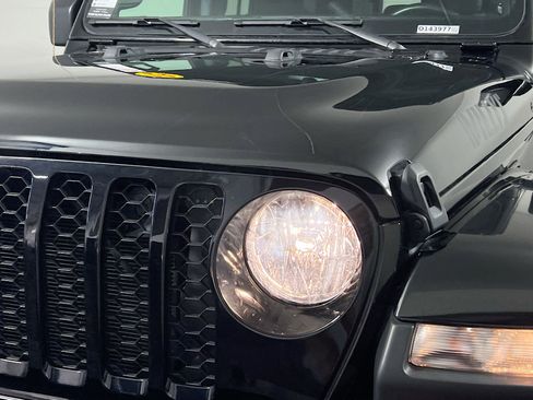 Used 2022 Jeep Gladiator Willys image 11