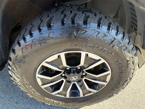 Used 2022 Toyota Tacoma TRD Sport image 12