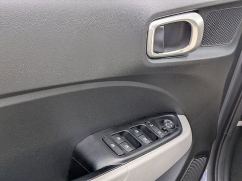 Used 2022 Hyundai Venue SEL FWD image 2