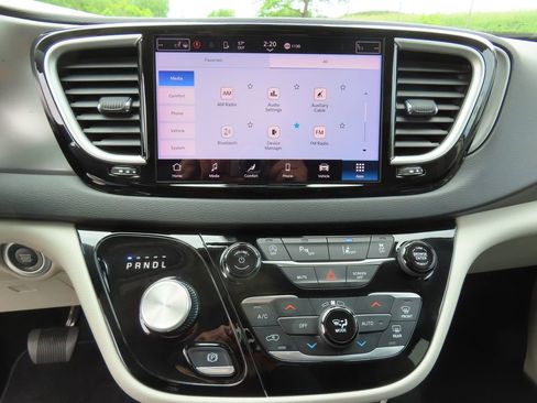 Certified 2024 Chrysler Pacifica Touring-L FWD image 12