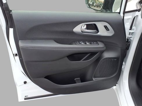 New 2026 Chrysler Pacifica Limited w/ Uconnect Theater Family Group image 21