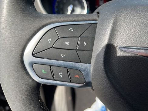 Certified 2023 Chrysler Pacifica Touring-L image 21