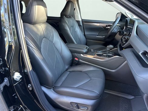 Used 2025 Toyota Highlander Platinum image 15