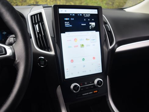 Used 2022 Ford Edge SEL w/ Convenience Package image 9