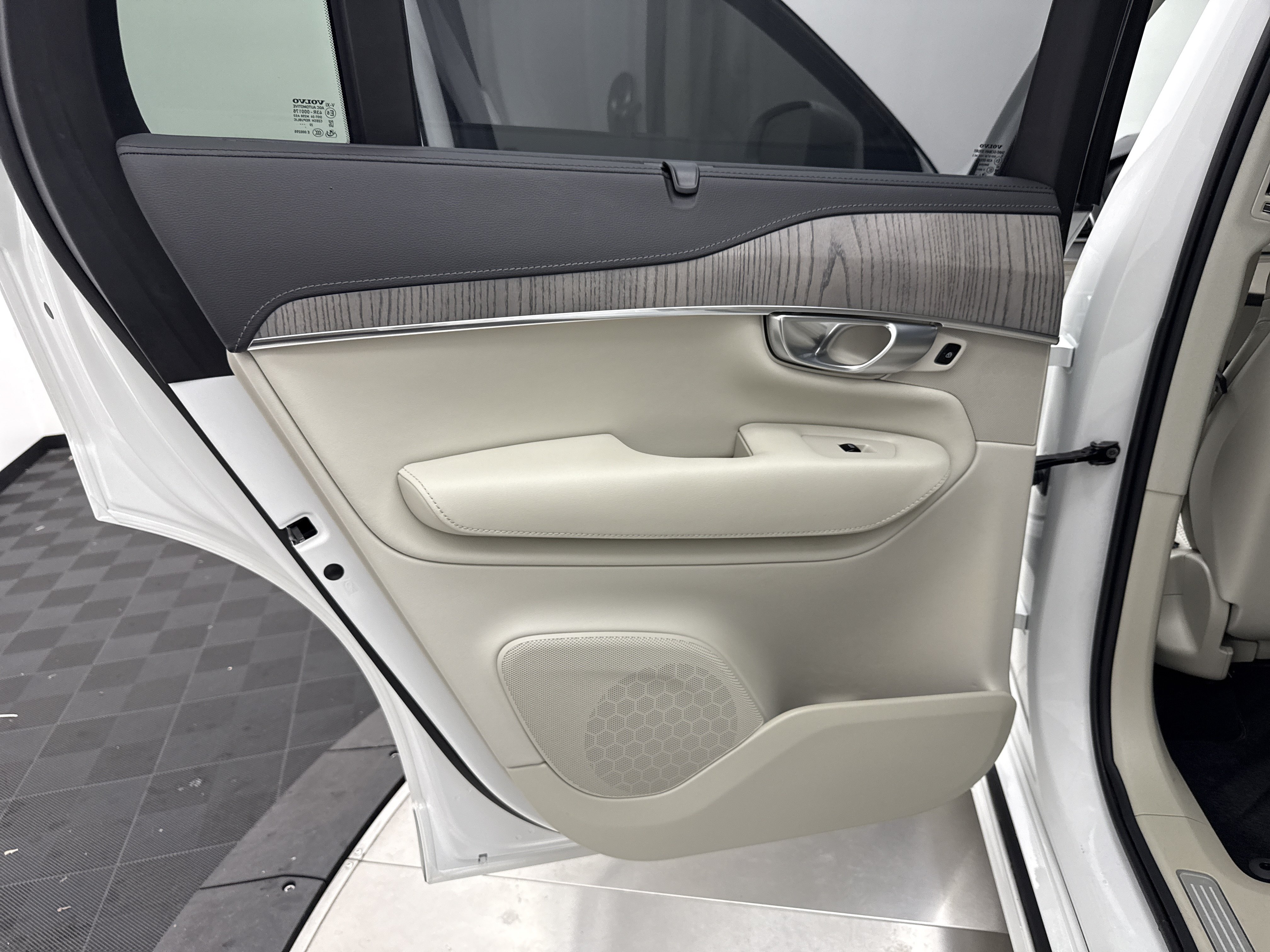 Certified 2024 Volvo XC90 B6 Ultimate w/ Protection Package Premier AWD/4WD image 23