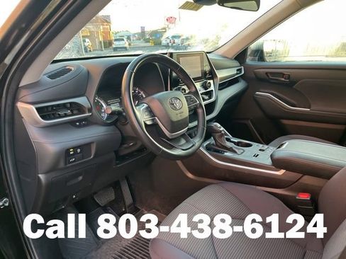 Used 2024 Toyota Highlander LE FWD image 6