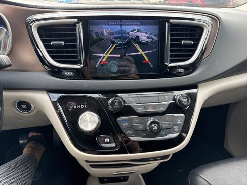 Used 2017 Chrysler Pacifica Touring-L FWD image 18