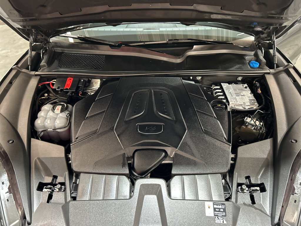 Certified 2025 Porsche Cayenne AWD/4WD image 32