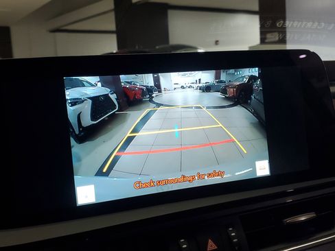 Used 2025 Lexus ES 300h w/ Premium Package image 30