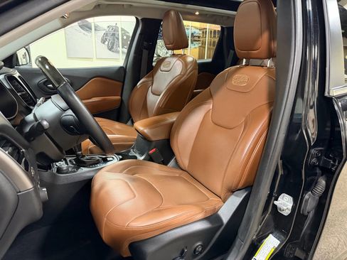 Used 2019 Jeep Cherokee Overland w/ Technology Group image 29