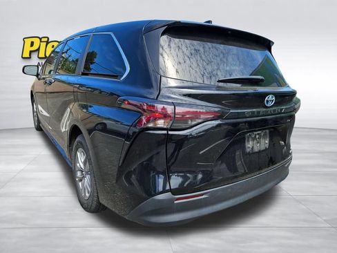 Used 2024 Toyota Sienna LE FWD image 4
