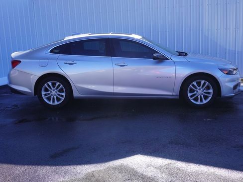 Used 2016 Chevrolet Malibu LT image 2