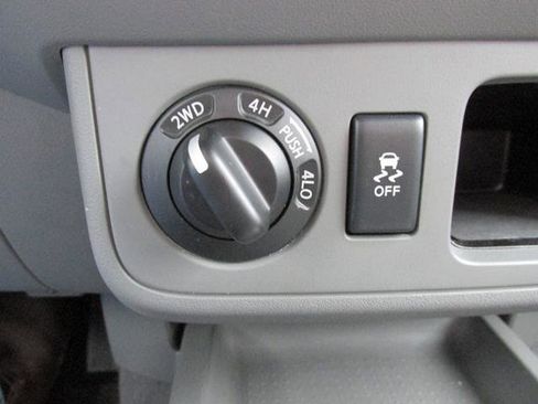 Used 2019 Nissan Frontier SV image 12