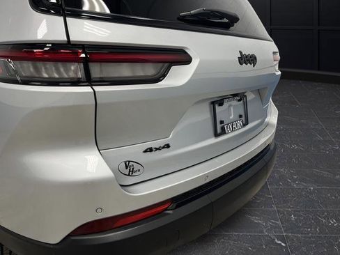 Used 2023 Jeep Grand Cherokee L Laredo image 35