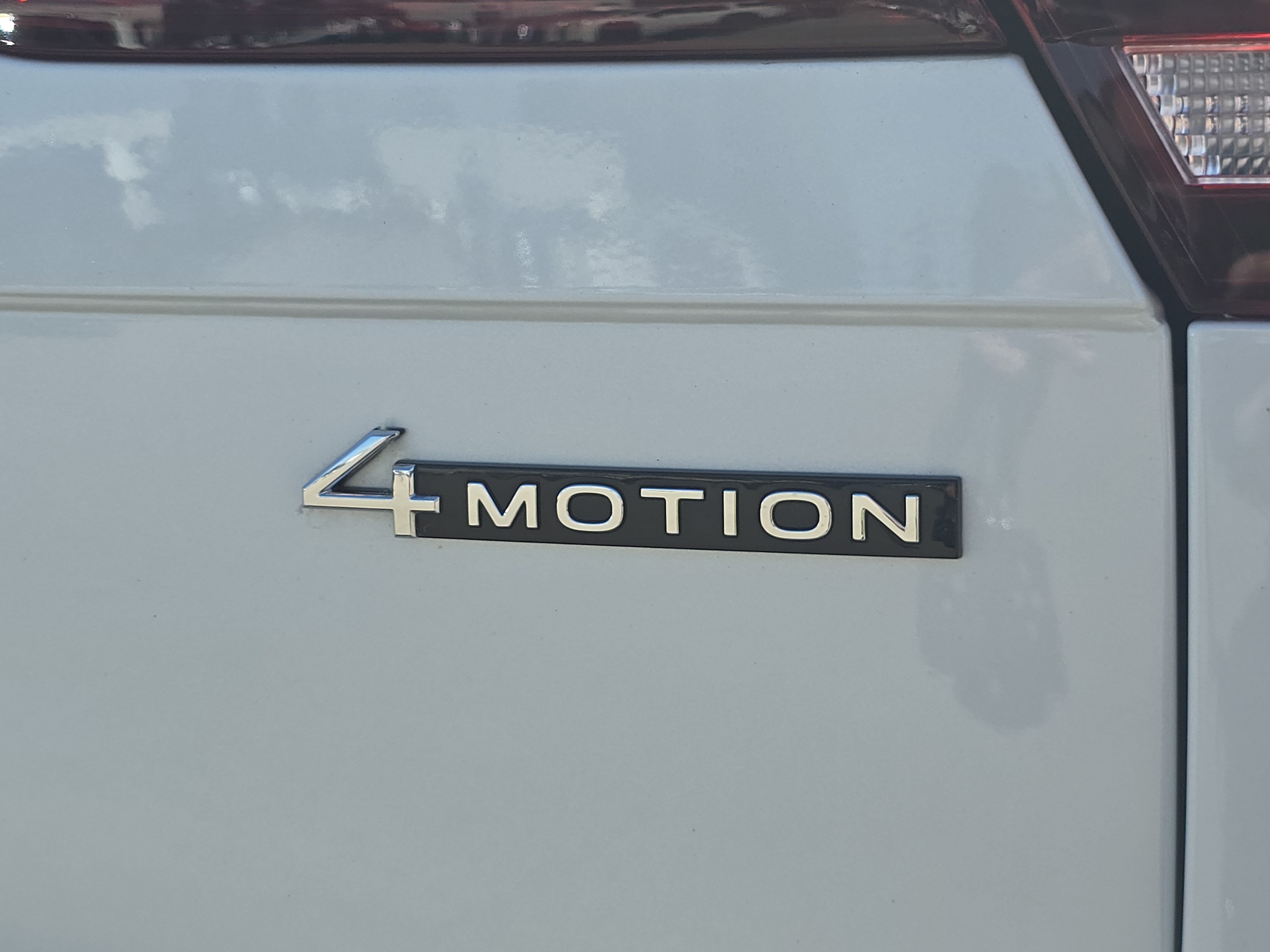 Certified 2022 Volkswagen Tiguan SE R-Line AWD/4WD image 14