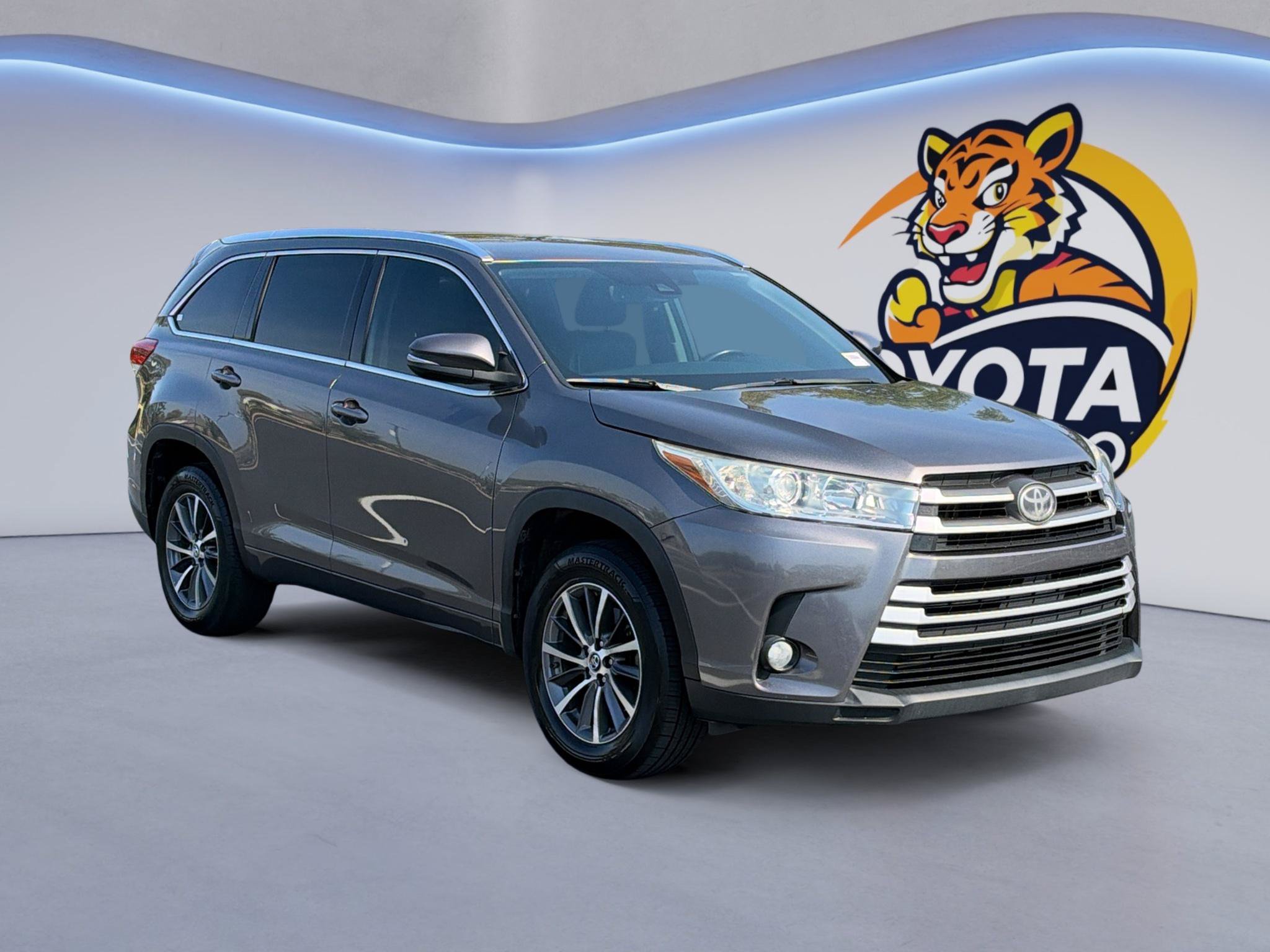 Used 2018 Toyota Highlander XLE FWD image 3
