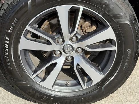 Used 2017 Toyota RAV4 XLE w/ Plus Extra Value Package FWD image 8
